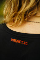 top-femme-noire-magnetic-polo-femme