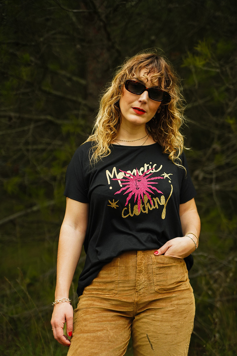 t-shirt-manches-courtes-noir-impression-femme-or-couleur