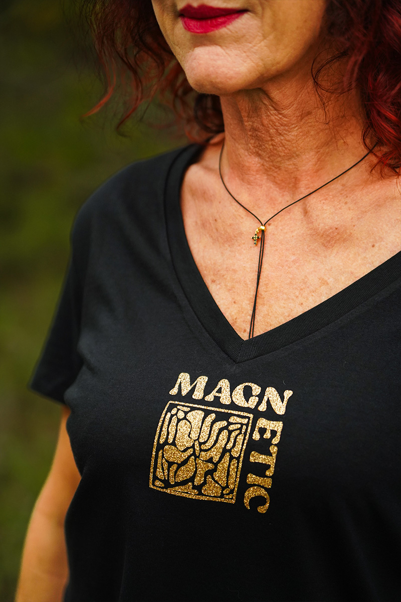 t-shirt-noir-femme-impression-or