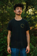 t-shirt-noir-tes-yeux-m-en-kilometre-or-coeur-dos